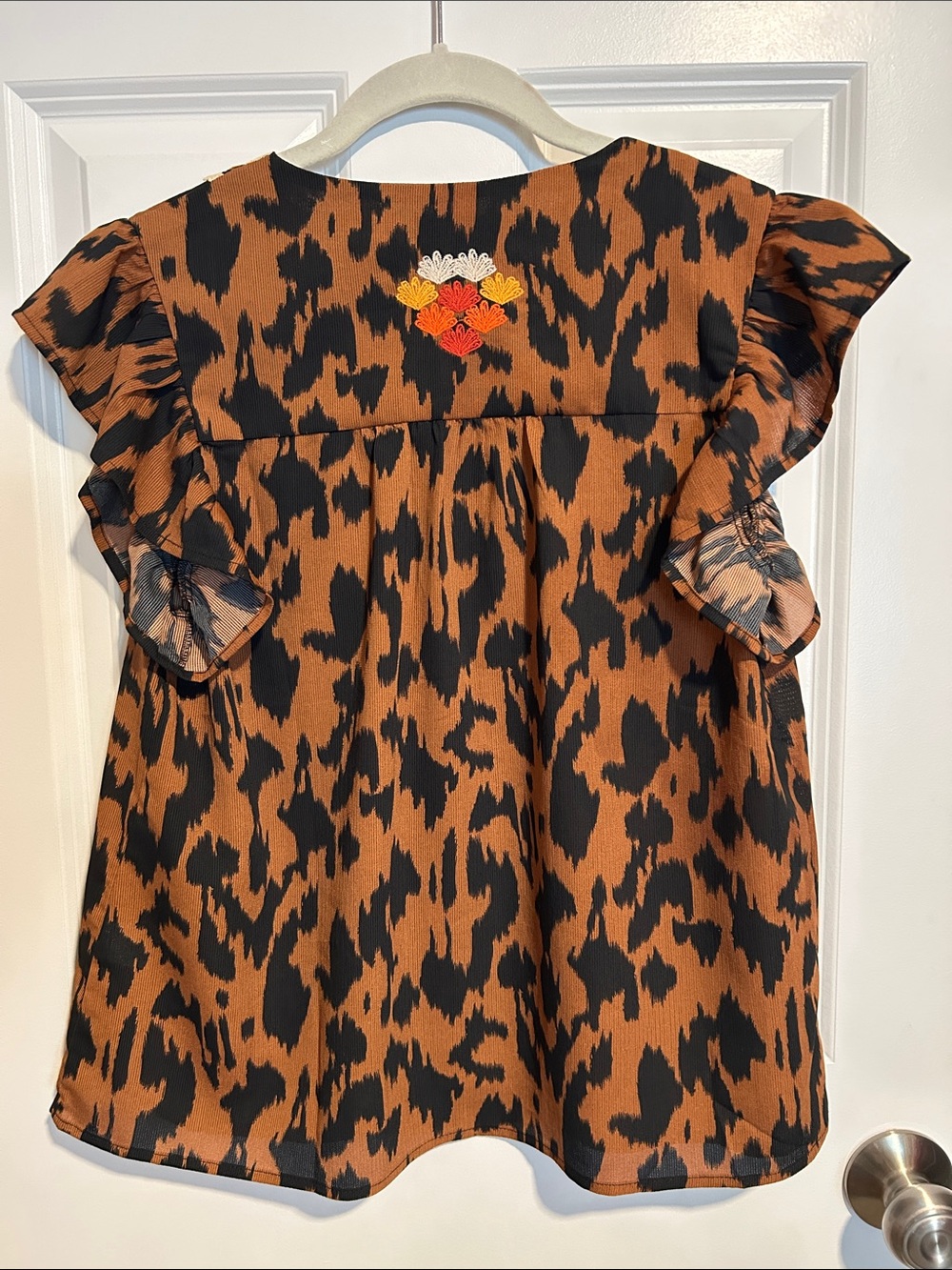 THML Leopard Print Embroidered V-Neck Flutter Sleeve Top Women's Medium - Picture 5 of 5